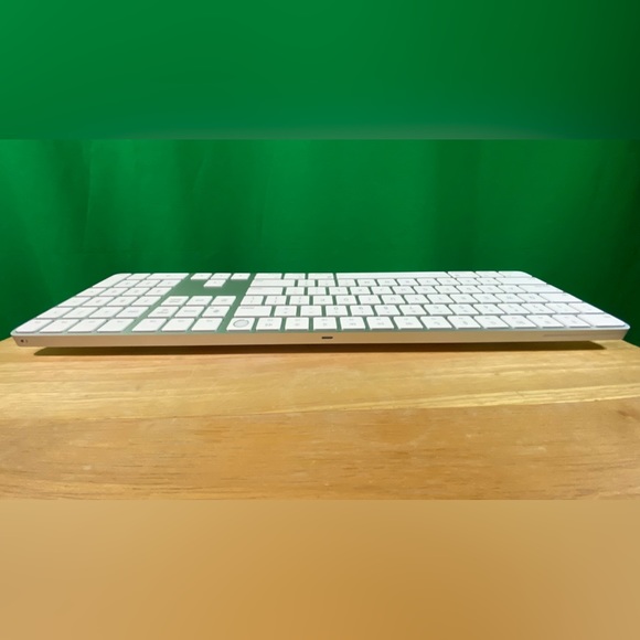 Magic Keyboard with Touch ID and Numeric Keypad - US English - White Keys - Picture 4 of 9